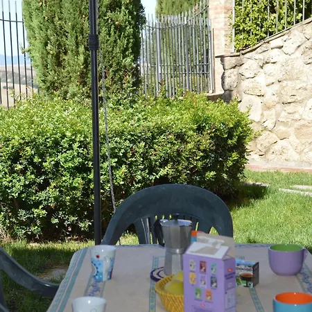 House With Private Garden In The Crete Senesi 度假居